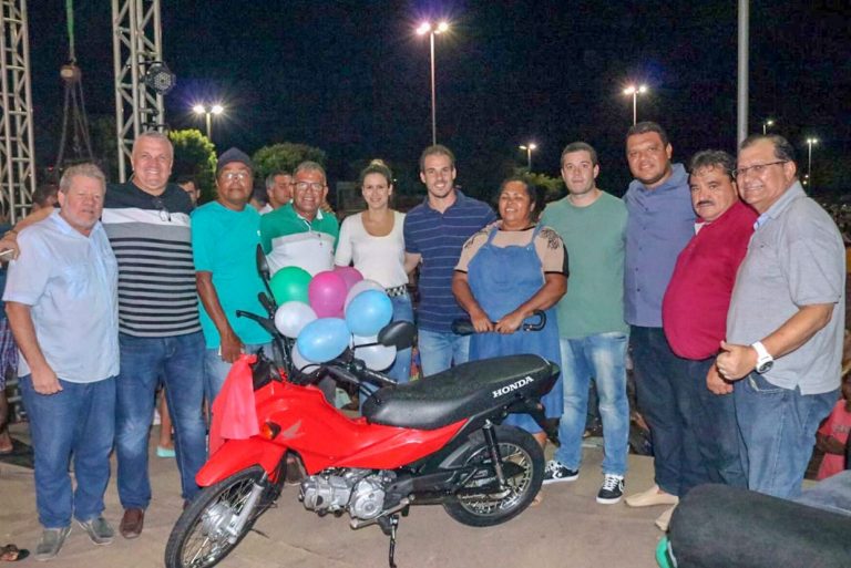 Olavo Neto homenageia mães muricienses em mais um festival de prêmios