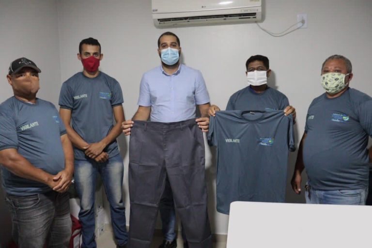 Prefeito Arthur Freitas realiza entrega de novos fardamentos para vigilantes de Santana do Mundaú