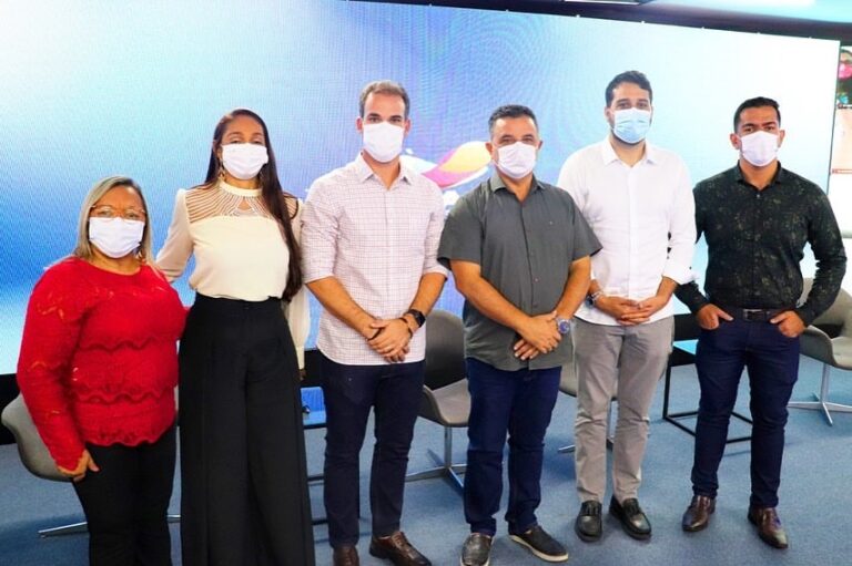 Prefeito de Murici assina termo de adesão do Programa Escola 10