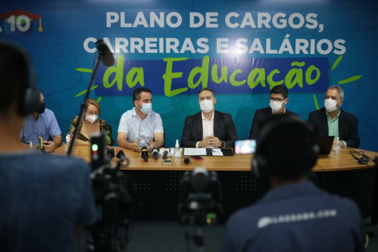 Governador assina sanção do novo pccs da educação e servidores terão quatro salários reajustados ainda em 2021