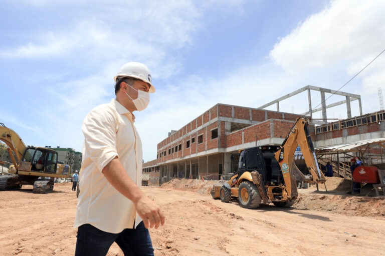 Governador visita obras do hospital da criança; unidade vai ampliar assistência à primeira infância em Alagoas