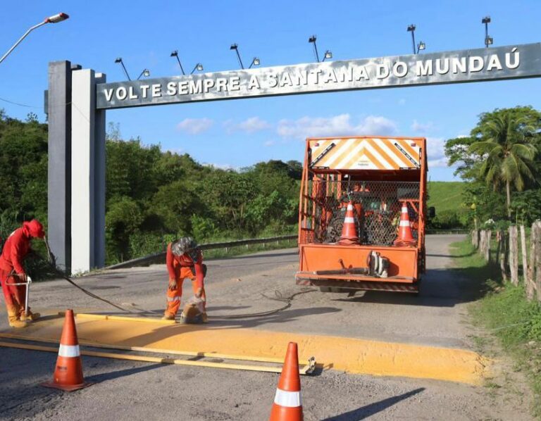 Prefeitura de Santana do Mundaú realiza pintura e sinalização horizontal das ruas