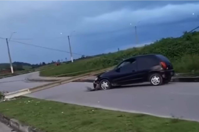 Murici: Homem perde controle de carro e colide contra poste
