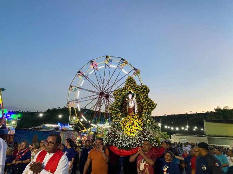 Procissão e shows artísticos encerram festejos de São Sebastião em Branquinha