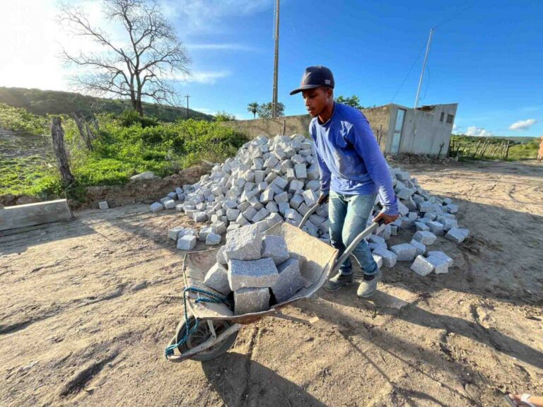 Programa Pavimentação por Toda Santana inicia obras no Povoado São Félix e avança em mais uma rua na cidade