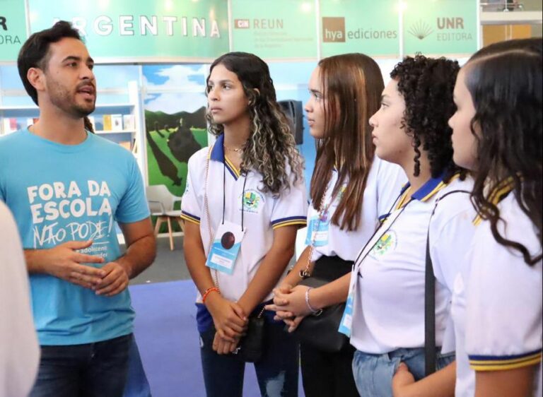 Estudantes de Santana do Mundaú visitam Bienal do Livro