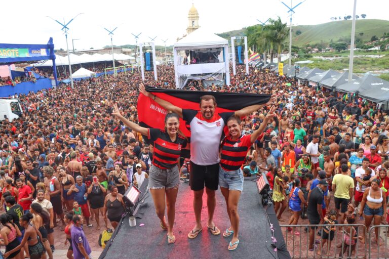 Bloco Flamengo arrasta multidão pelas ruas do Carnalaje