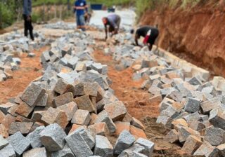 Prefeitura de Branquinha inicia pavimentação em localidade da zona rural