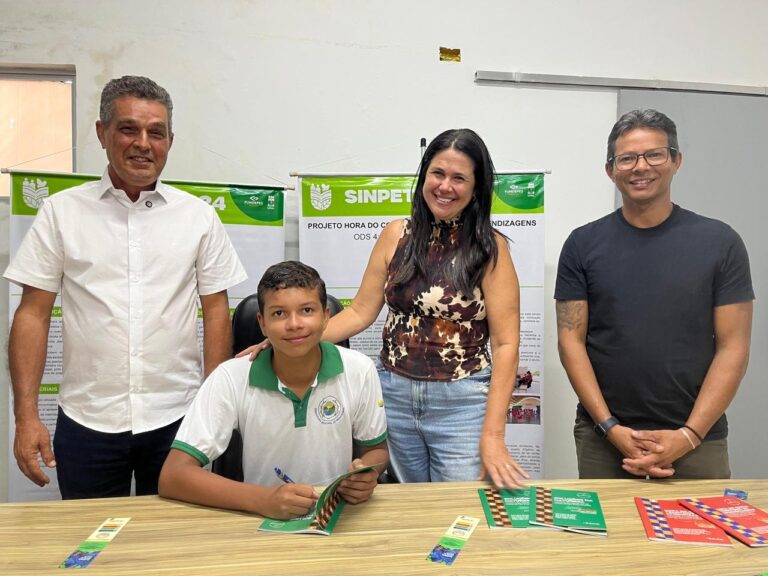 SINPETE: prefeito de Branquinha parabeniza estudantes autores que lançaram livros na Bienal