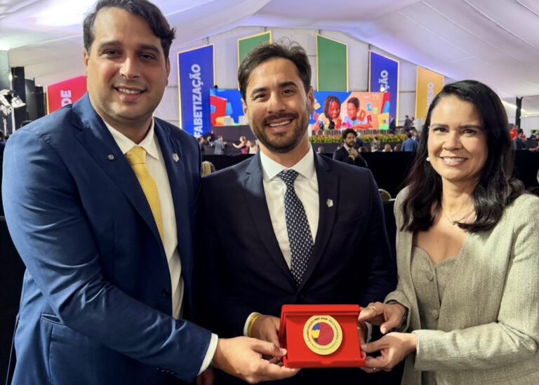 Em Brasília, Educação de Santana do Mundaú é agraciada com Selo Ouro no Compromisso Nacional Criança Alfabetizada
