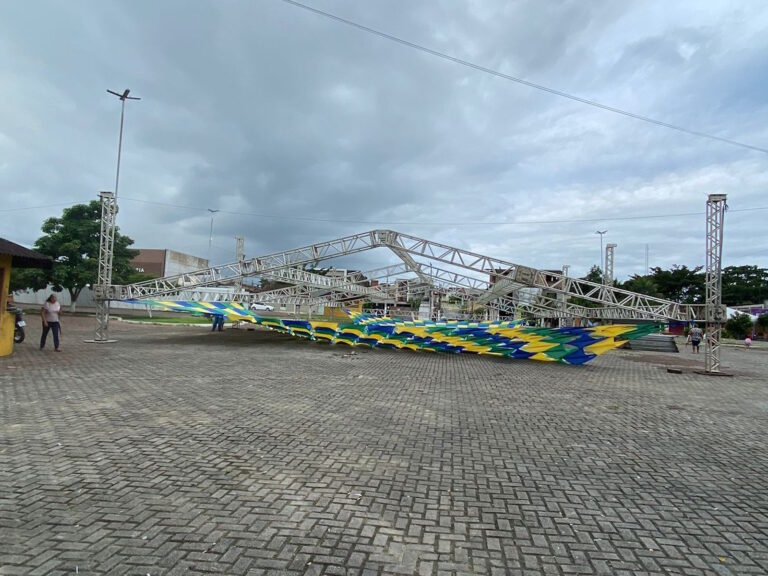 Murici: Estrutura para transmissão dos jogos do Brasil na Copa começa a ser montada na Praça Pe. Cícero